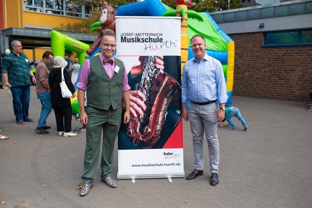 Bürgermeister Dirk Breuer gratulierte Musikschulleiter Michael Schumacher zum gelungenen Musikschulfest.